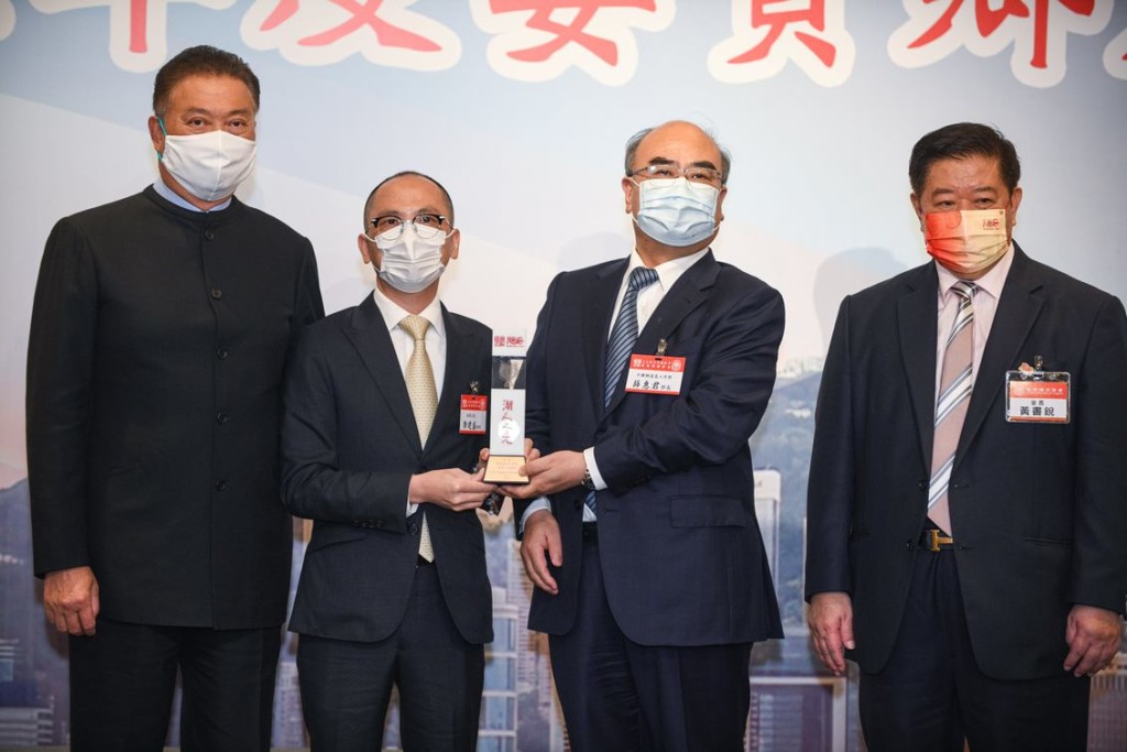 23 陳振彬主席、黃書銳會長陪同中聯辦港島工作部薛惠君部長頒發賀狀予東華三院鄭建盛總理