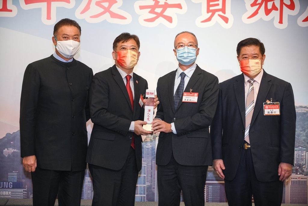 25 陳振彬主席、黃書銳會長陪同中聯辦新界工作部李薊貽部長頒發賀狀予博愛醫院周駿達副主席