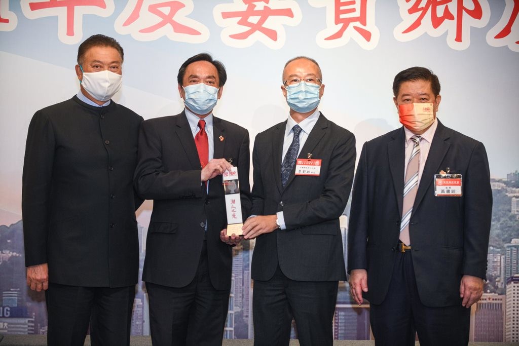 26 陳振彬主席、黃書銳會長陪同中聯辦新界工作部李薊貽部長頒發賀狀予博愛醫院王文漢總理