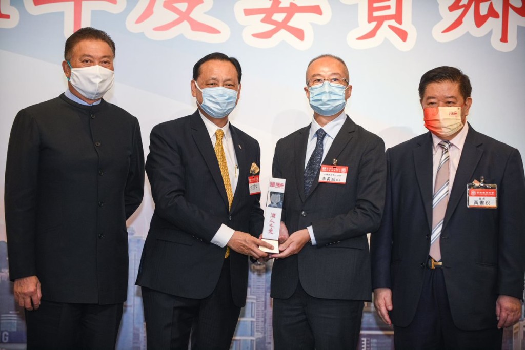 27 陳振彬主席、黃書銳會長陪同中聯辦新界工作部李薊貽部長頒發賀狀予博愛醫院柯耀華總理