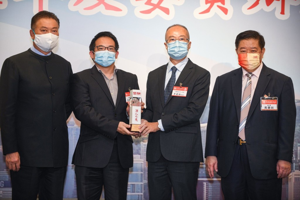 28 陳振彬主席、黃書銳會長陪同中聯辦新界工作部李薊貽部長頒發賀狀予博愛醫院吳泰榮總理