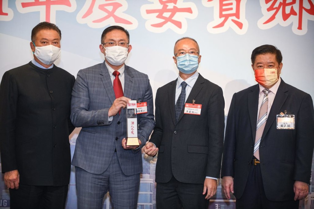 29 陳振彬主席、黃書銳會長陪同中聯辦新界工作部李薊貽部長頒發賀狀予博愛醫院楊啟健總理