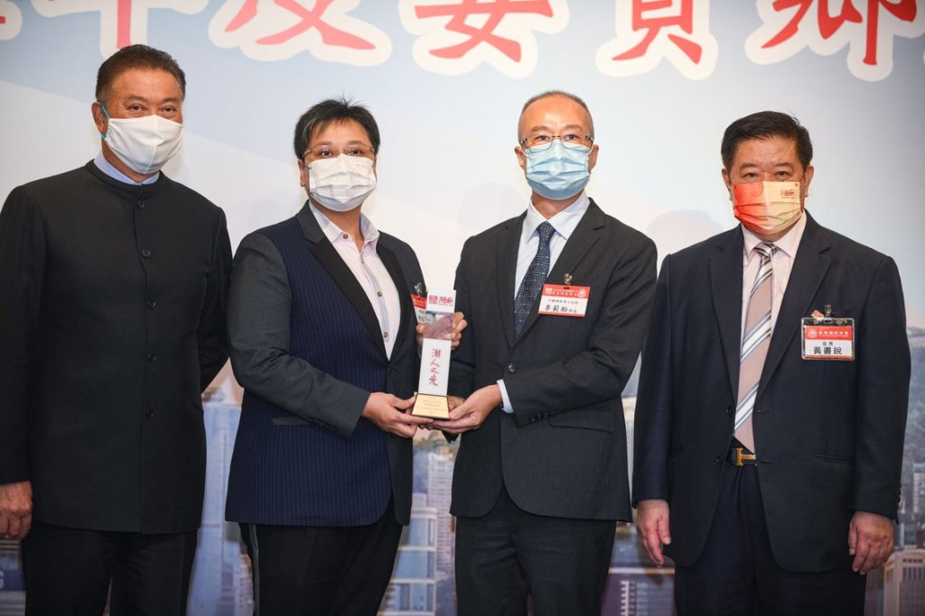 30 陳振彬主席、黃書銳會長陪同中聯辦新界工作部李薊貽部長頒發賀狀予博愛醫院陳燕萍總理