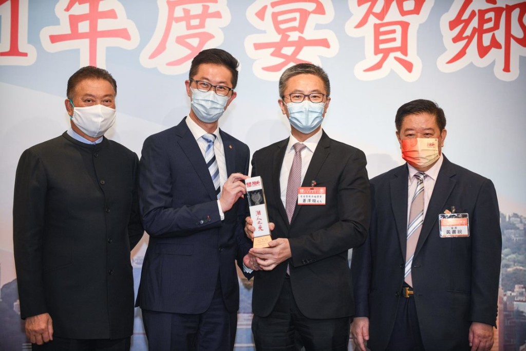 31 陳振彬主席、黃書銳會長陪同警務處處長蕭澤頤頒發賀狀予九龍樂善堂彭志宏主席