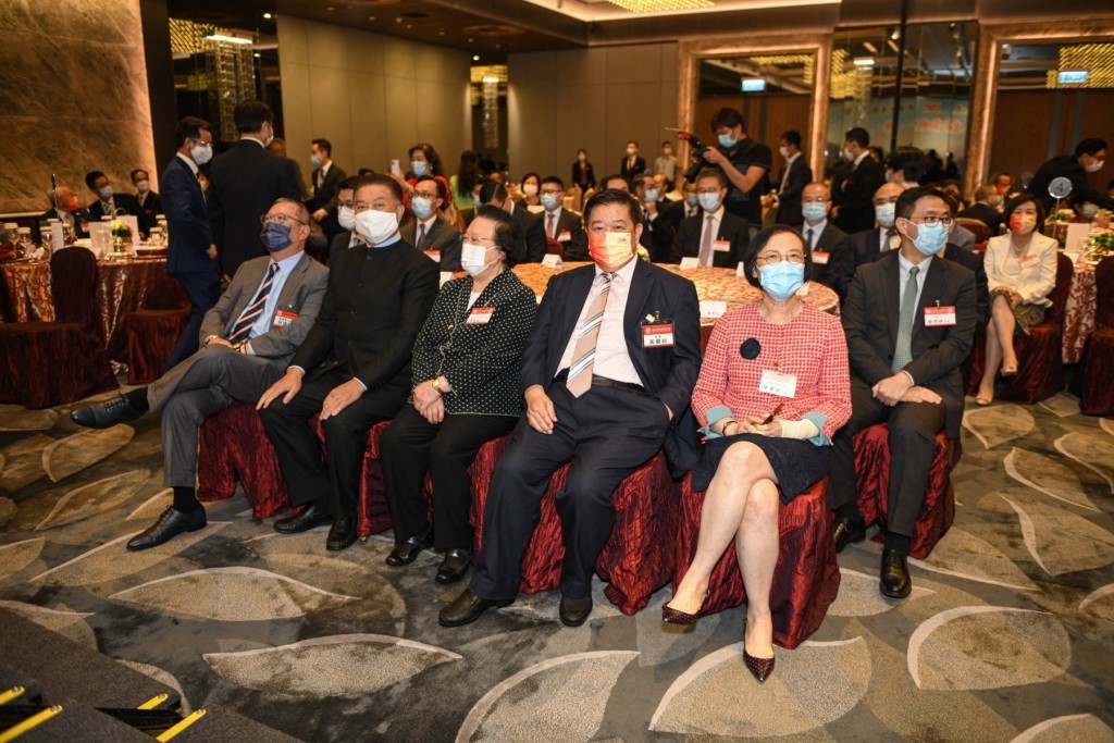 33 兩會首長與主禮嘉賓就座。左起：香港潮屬社團總會監事長林建岳、主席陳振彬、全國人大香港基本法委員會副主任譚惠珠、香港潮州商會會長黃書銳、食物及衛生局局長陳肇始。