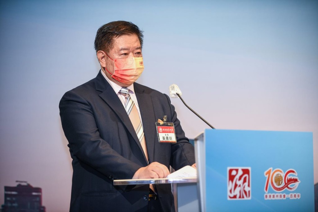 4 黃書銳會長致辭時表示，潮州商會踏入一百週年，同仁在所屬的專業領域和工作崗位上作出了突出的成績，他們獲得的殊榮實至名歸。