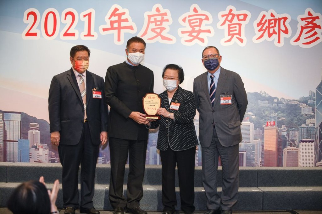 7 林建岳監事會主席、黃書銳會長陪同全國人大香港基本法委員會譚惠珠副主任頒發賀狀予榮獲大紫荊勳章的陳振彬博士