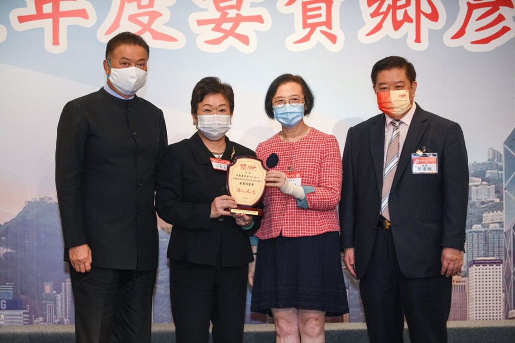8 陳振彬主席、黃書銳會長陪同食物及衛生局陳肇始局長頒發賀狀予榮獲金紫荊星章的王惠貞女士