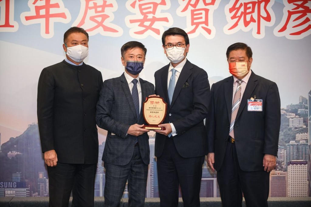 9 陳振彬主席、黃書銳會長陪同商務及經濟發展局邱騰華局長頒發賀狀予榮獲銀紫荊星章的姚