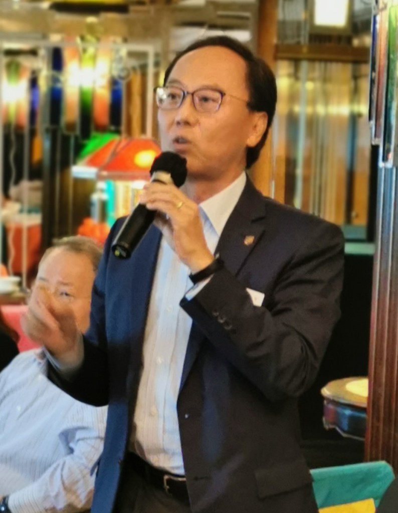 蔡少洲參事就有關香港如何發展體育運動，以加強精英運動員的能力和競爭力等事宜提問。s