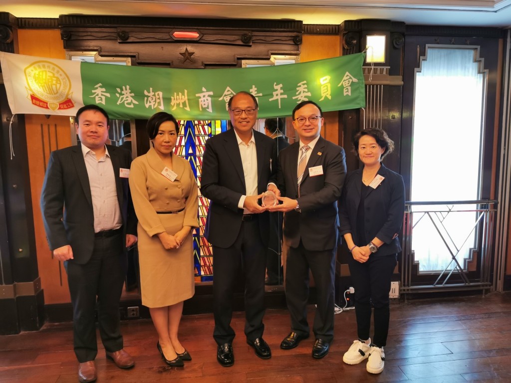青委正副主任向林大輝博士致送紀念品。左起：巫江峰、龔雅璇、林大輝、柯家洋、顏明秀