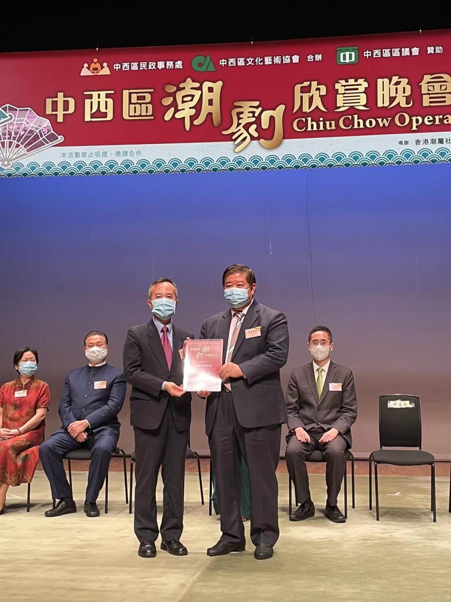 中西區民政事務處高級聯絡主任（社區聯絡）劉宇恒致送感謝狀予黃書銳會長（右）