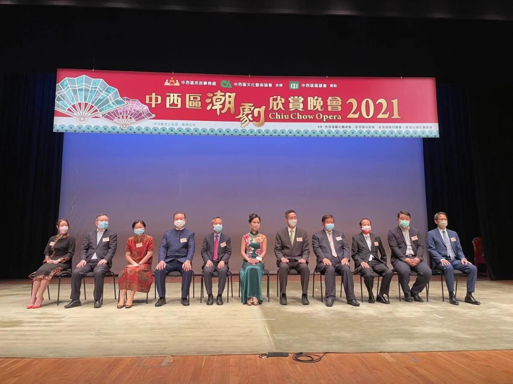 台上主禮嘉賓合照。右四為黃書銳會長，左三為高佩璇副會長，左三為榮譽顧問陳振彬，右一位常董唐大威，左二為常董馬介欽 ，右三為名譽會董柯成睦。