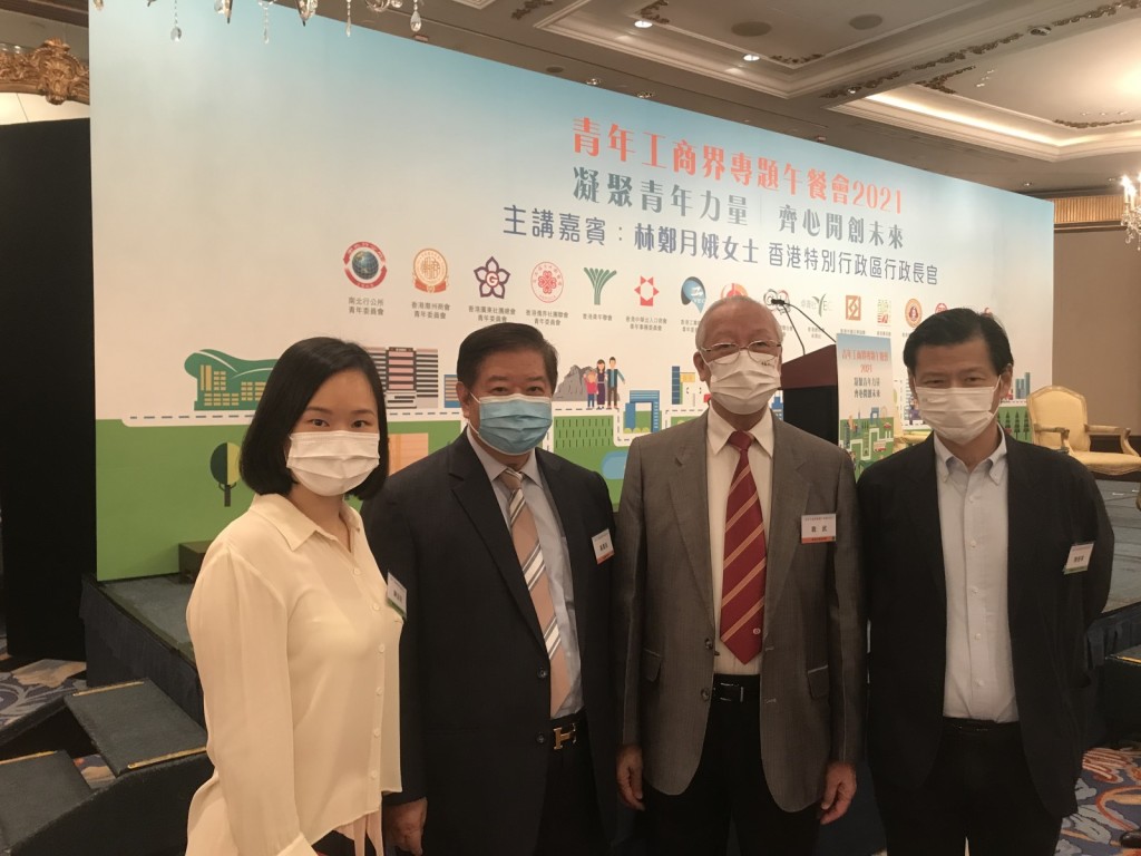 左起：青委委員陳喆兒、會長黃書銳、中總會長袁武、青委參事陳德寧