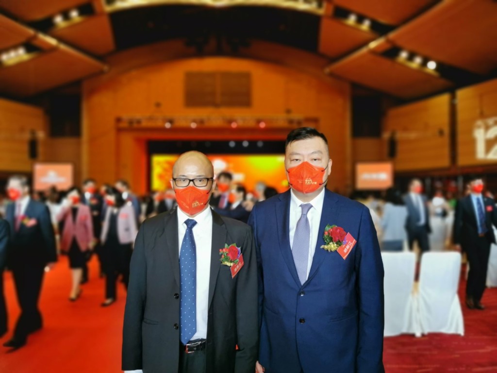 永遠名譽會長胡劍江（右）與名譽顧問周厚立s