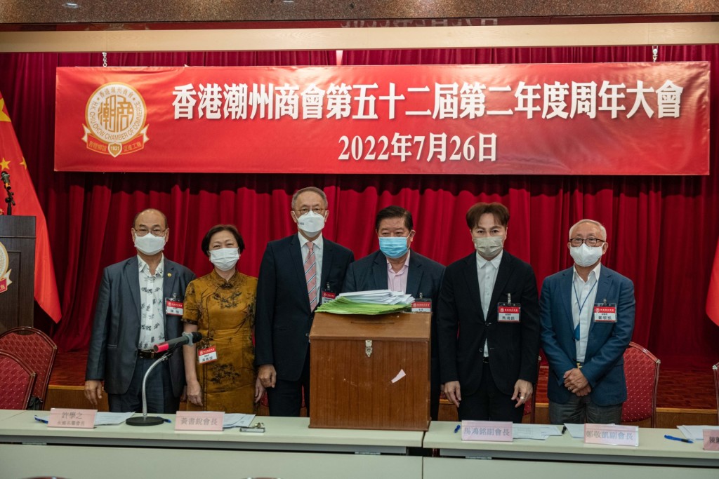 本會首長共同打開票箱。左起：副會長陳強、副會長高佩璇、永遠名譽會長林宣亮、會長黃書銳、副會長馬鴻銘、副會長鄭敬凱
