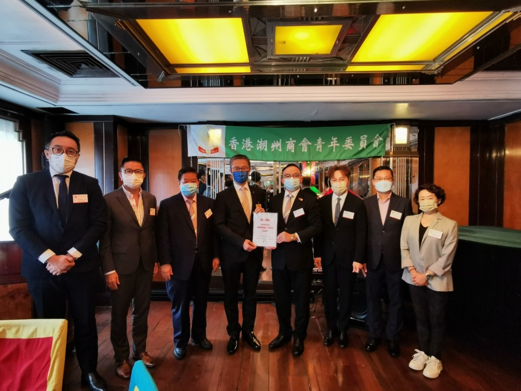 6. 左起：名譽參事黃進達、葉振南，會長黃書銳、警務處處長蕭澤頤、主任柯家洋、副會長兼名譽參事馬鴻銘、副主任陳楚冠、顏明秀
