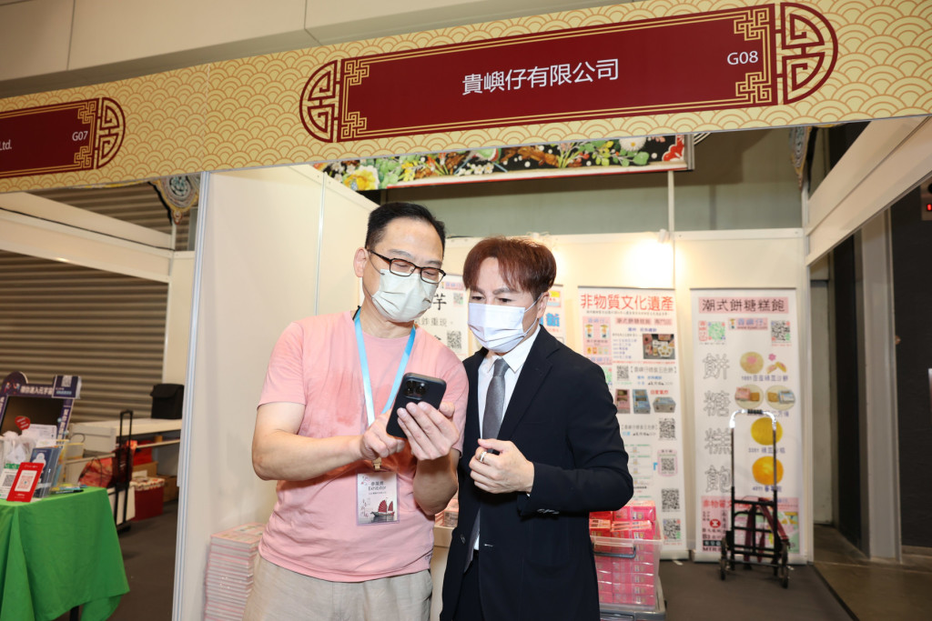 馬鴻銘會長探訪會員攤位，左為會員楊子儀。