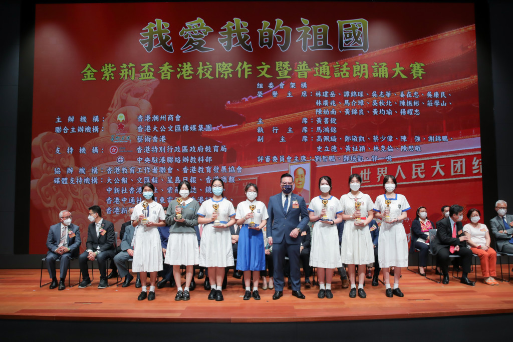 11 本會副會長史立德（右四）與獲獎學生合照。