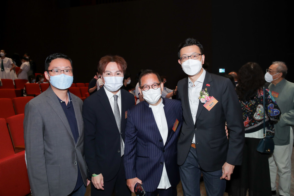 16 左起：青委主任陳楚冠、會長馬鴻銘、特邀評審張明敏、立法會議員吳秋北