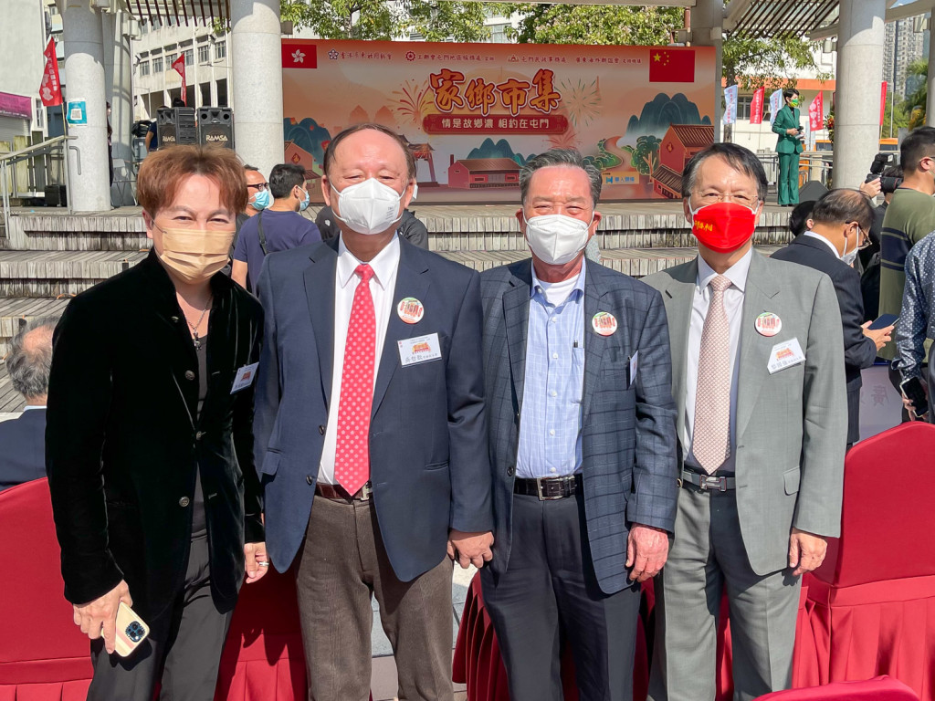 左一為馬鴻銘會長，左二為吳哲歆常董
