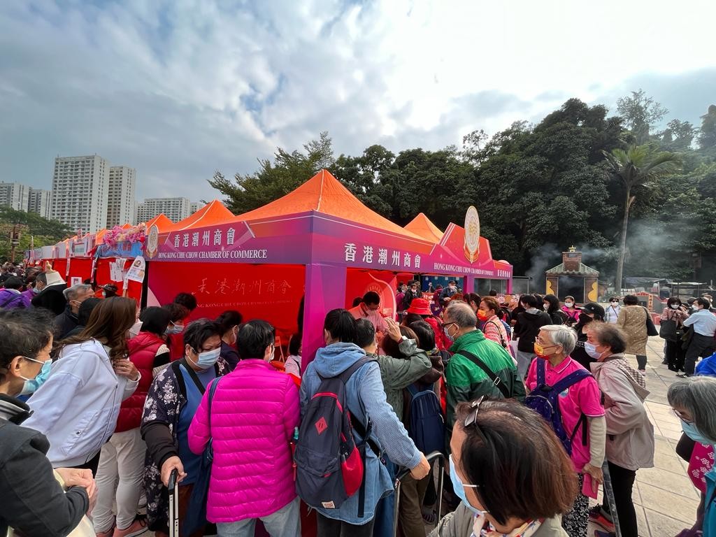 本會攤位前人頭湧湧