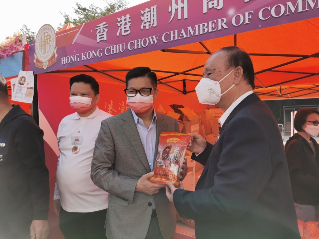 鄧炳強局長（左二）和吳哲歆常董（右）到訪本會攤位