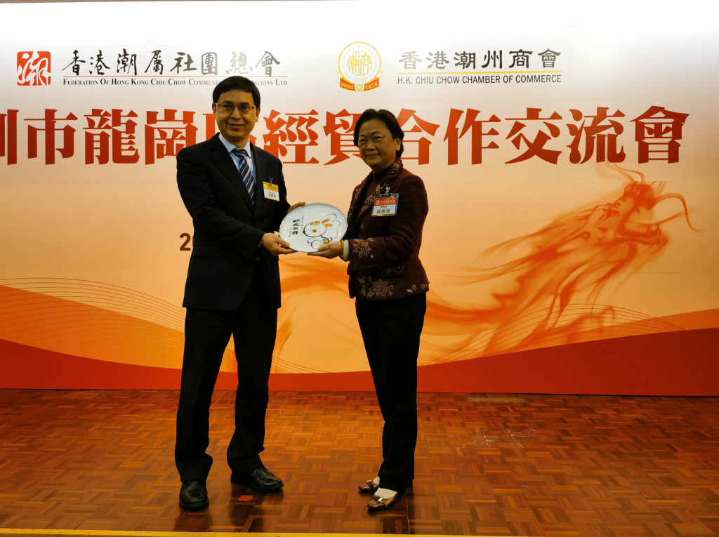 4 龍崗區委書記張禮衛（左）致送紀念品予香港潮州商會，由高佩璇副會長接領