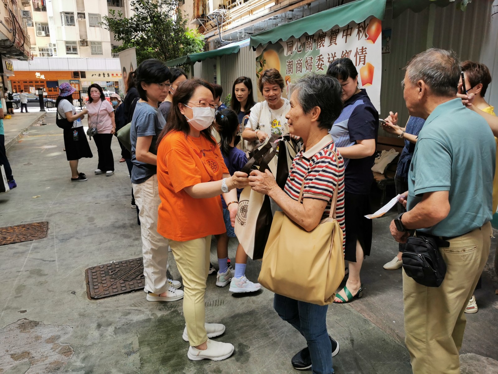 3 姚逸華副主任（左）向九龍城區居民派發福袋。