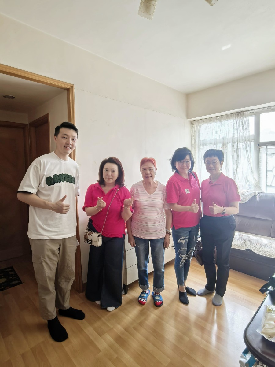 3 章曼琪主任（左二）、副主任陳蕙婷（右一）、蕭陳婉瑤名譽顧問（右二）、旺角區友好服務協會主席何卓峰（左一）探訪長者