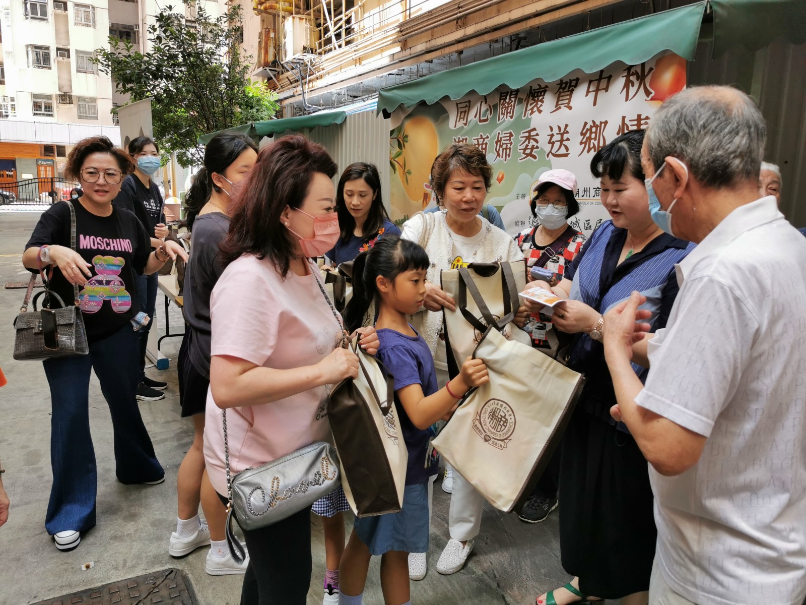 4 婦委委員派送福袋給九龍城區居民