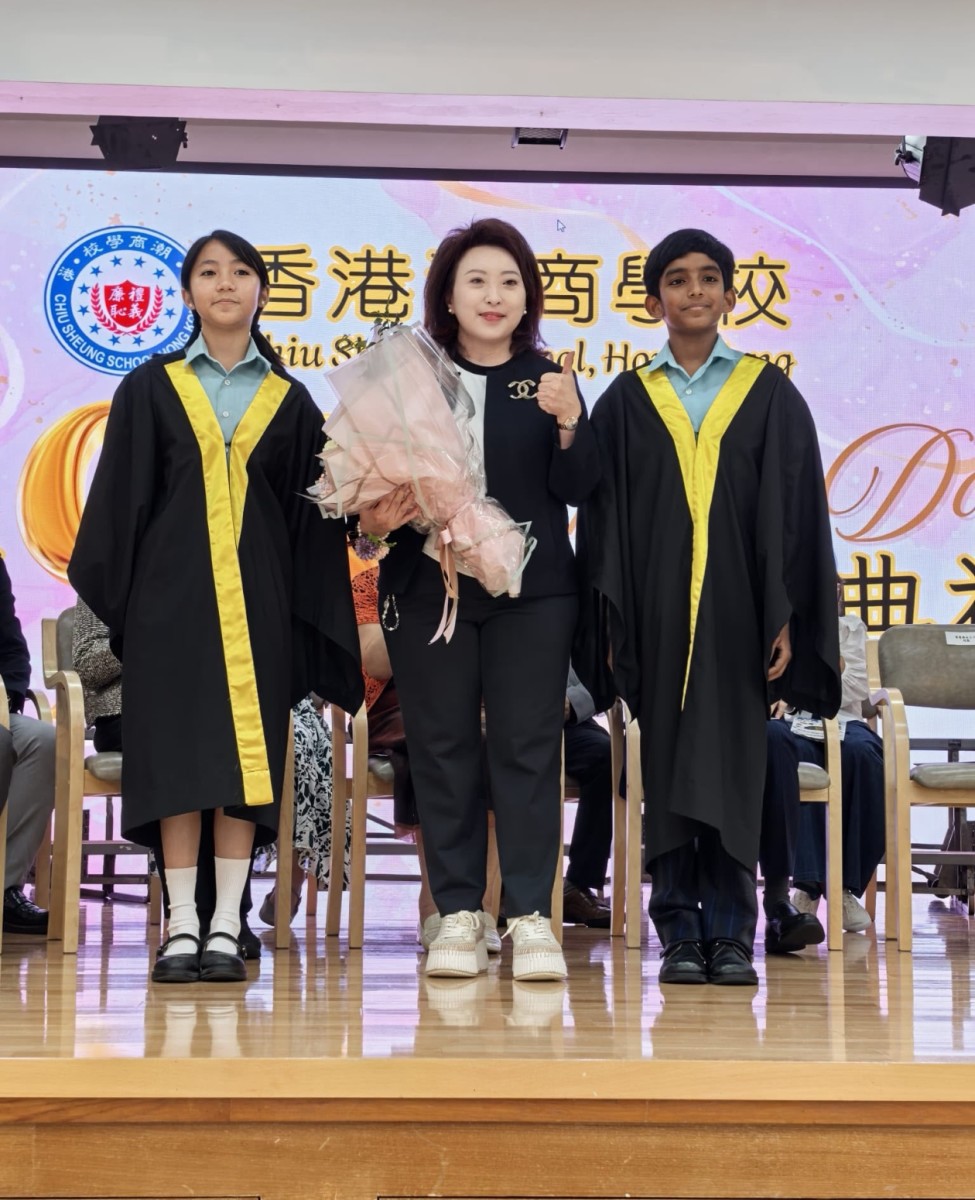 4 畢業生代表向章曼琪校監致送鮮花，祝賀其榮任為太平紳士