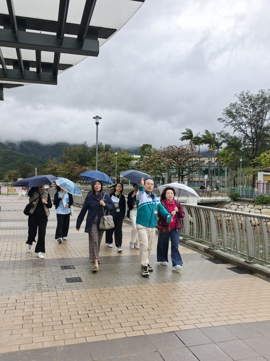 4 社會服務中心主任溫健明帶領婦委主任章曼琪等一眾人員，冒著風雨前去探訪居住在梅窩的長者