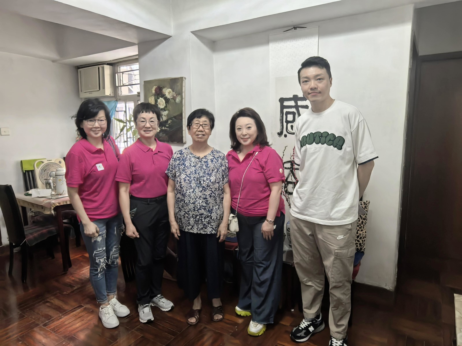 4 章曼琪主任（左二）、副主任陳蕙婷（右二）、蕭陳婉瑤名譽顧問（左一）、旺角區友好服務協會主席何卓峰（右一）探訪長者