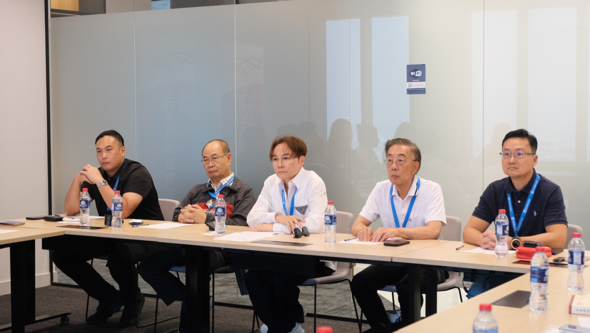 4. 左起：香港潮州商會會董陳賢翰、副會長陳強、會長馬鴻銘、副會長蔡少偉、常務會董陳楚冠