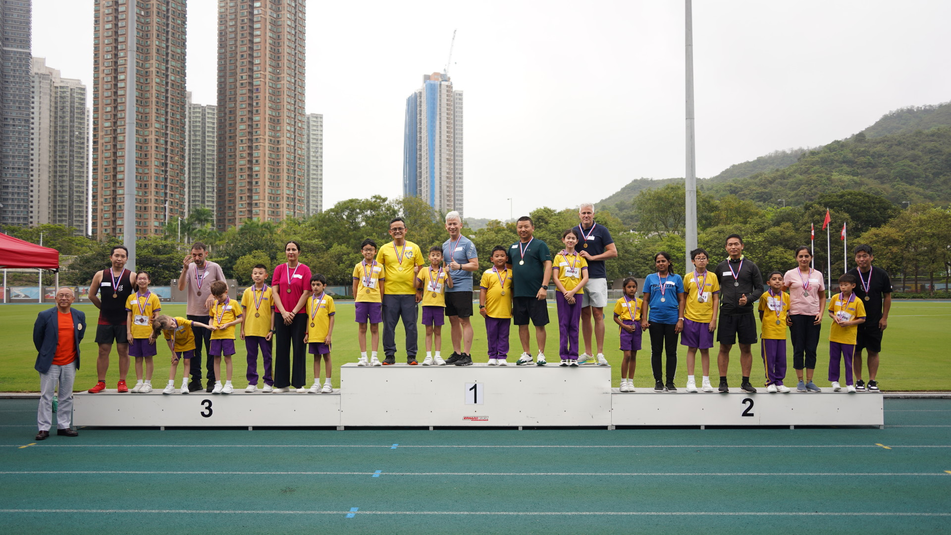 4.副會長兼校監鄭敬凱（左一）為獲獎學生及家長頒獎