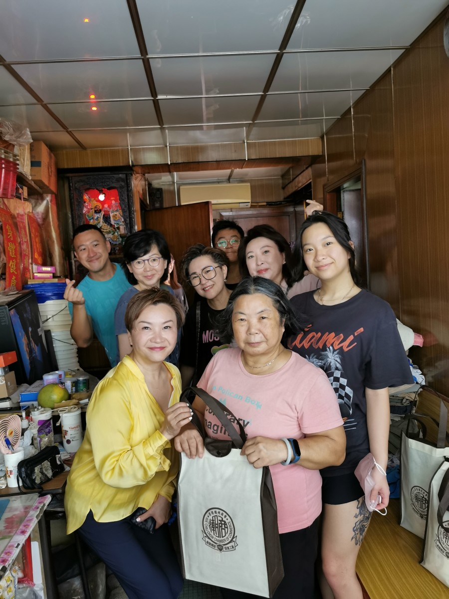 5 婦委成員探訪基層家庭。