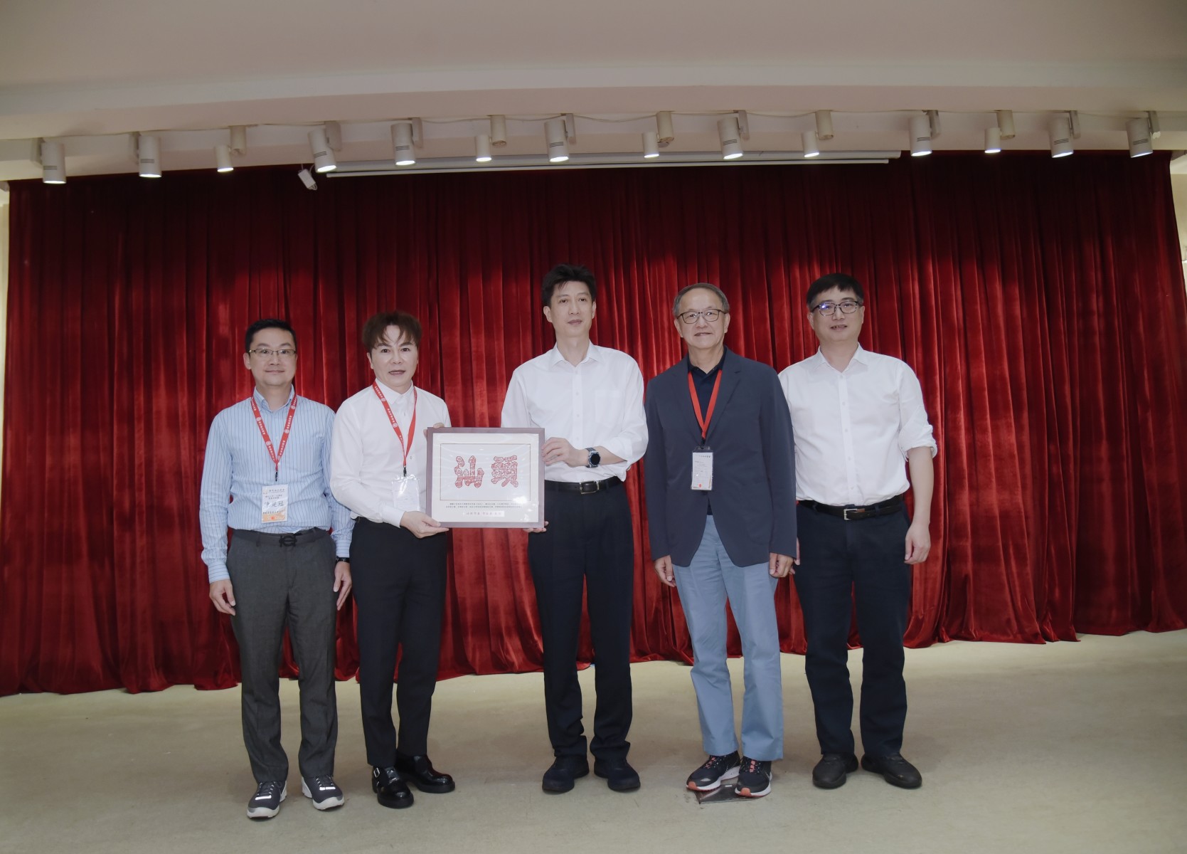 5 汕頭市委書記溫湛濱（中）接見香港潮州商會潮汕三市、大灣區商務考察團一行