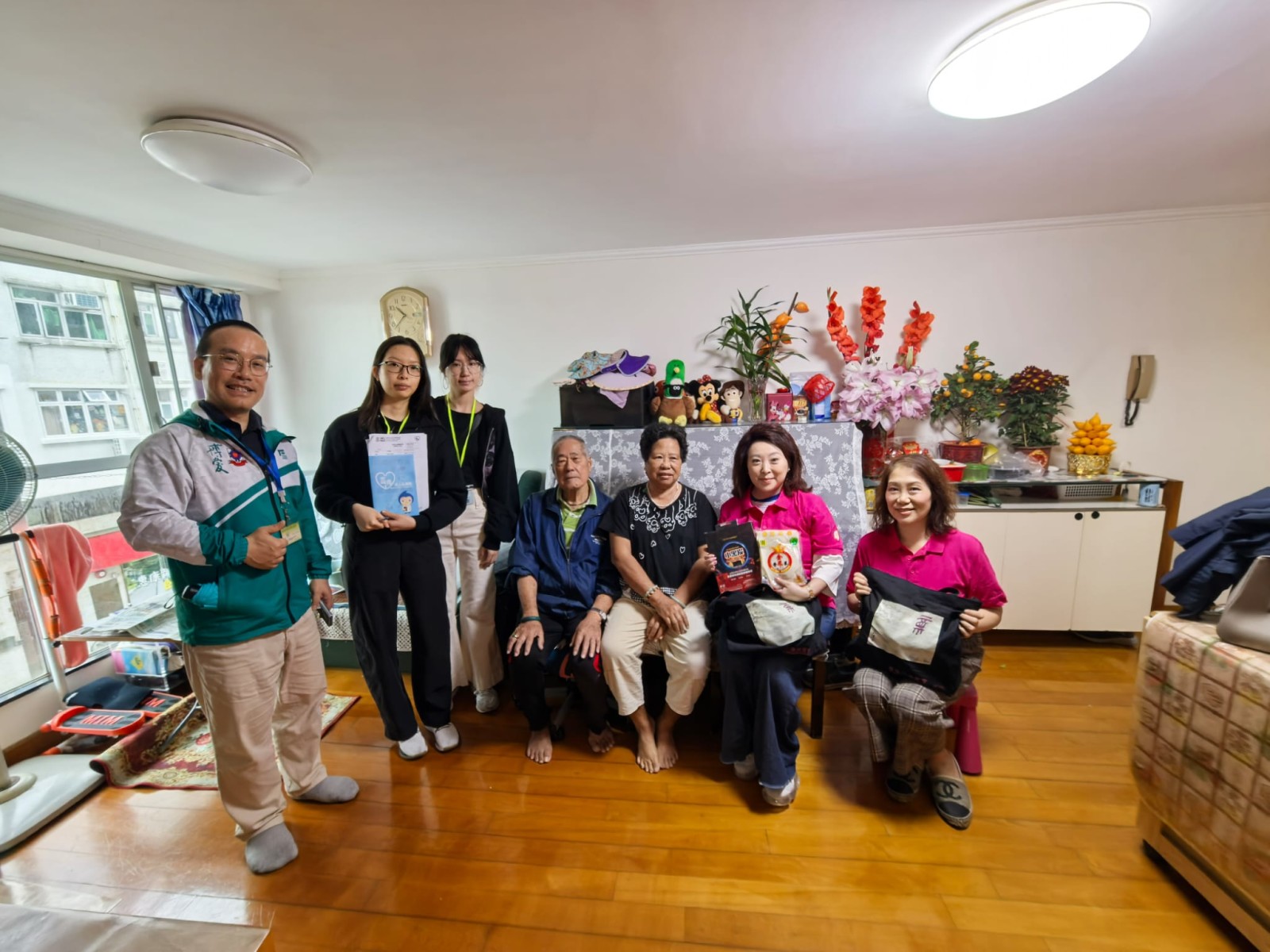 5 章曼琪主任（右二）、楊啟之委員（右一）、社群婦委中心主任溫健明及香港大學學生義工探訪梅窩長者梁先生及夫人