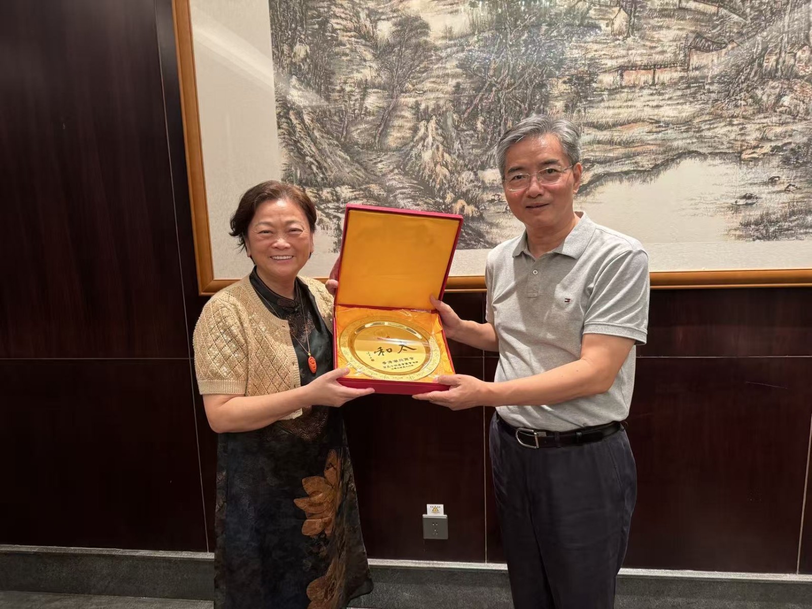 5. 高佩璇會長向蘇州政協朱明主席致送香港潮州商會紀念品