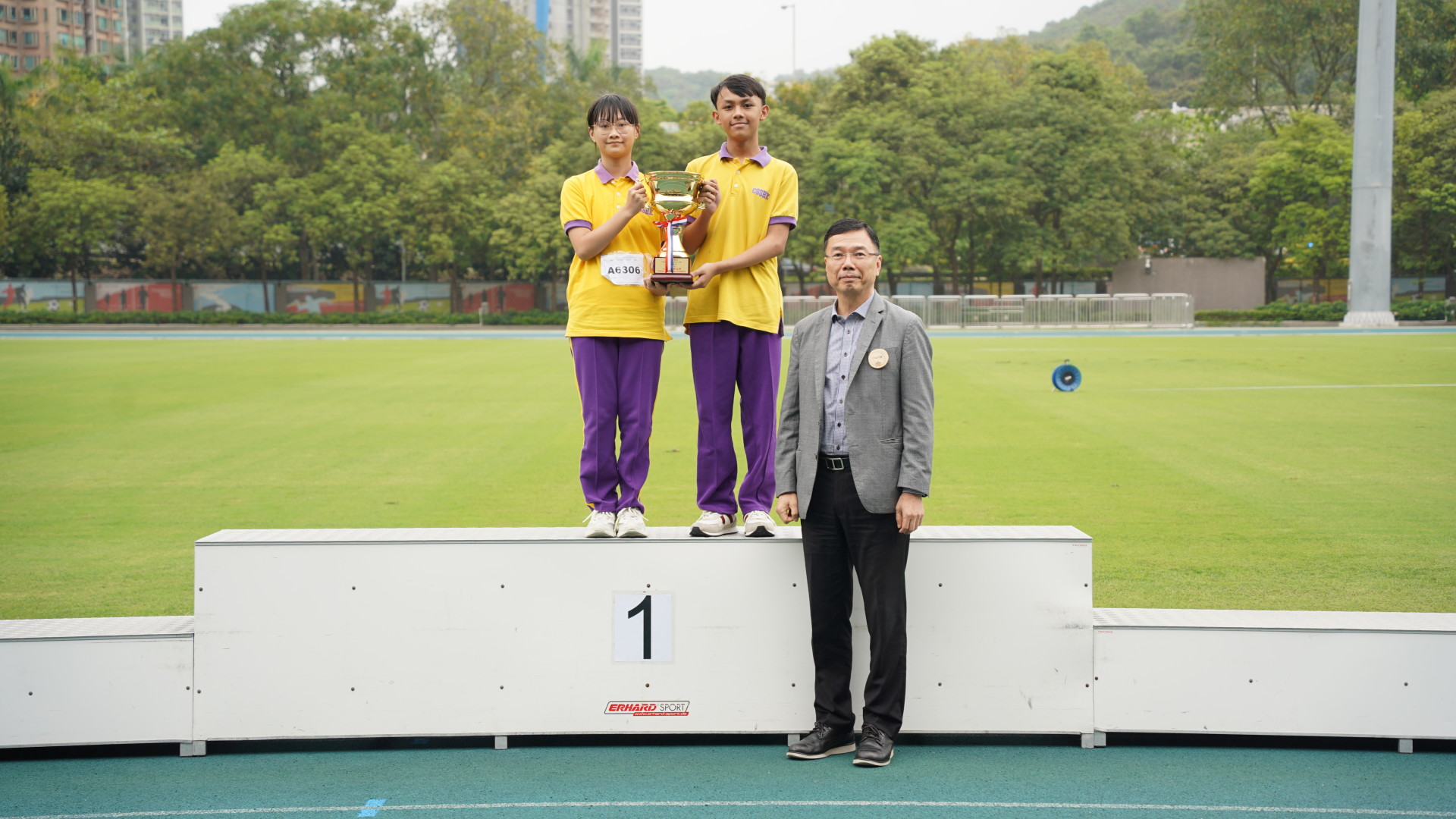 5.會董兼校董高明東（右一）為獲獎學生頒獎