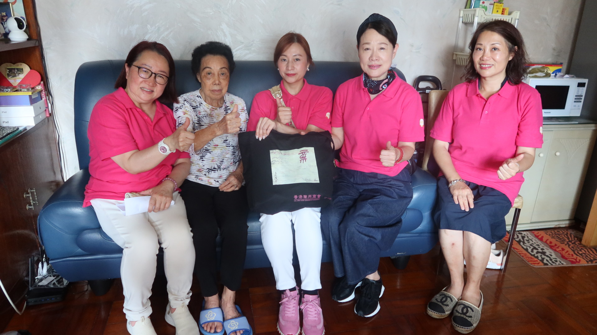 7 副主任姚逸華（左一）委員魏雅然（左三）、委員劉洪文燕（左二）、委員楊啟之（左一）與長者合照