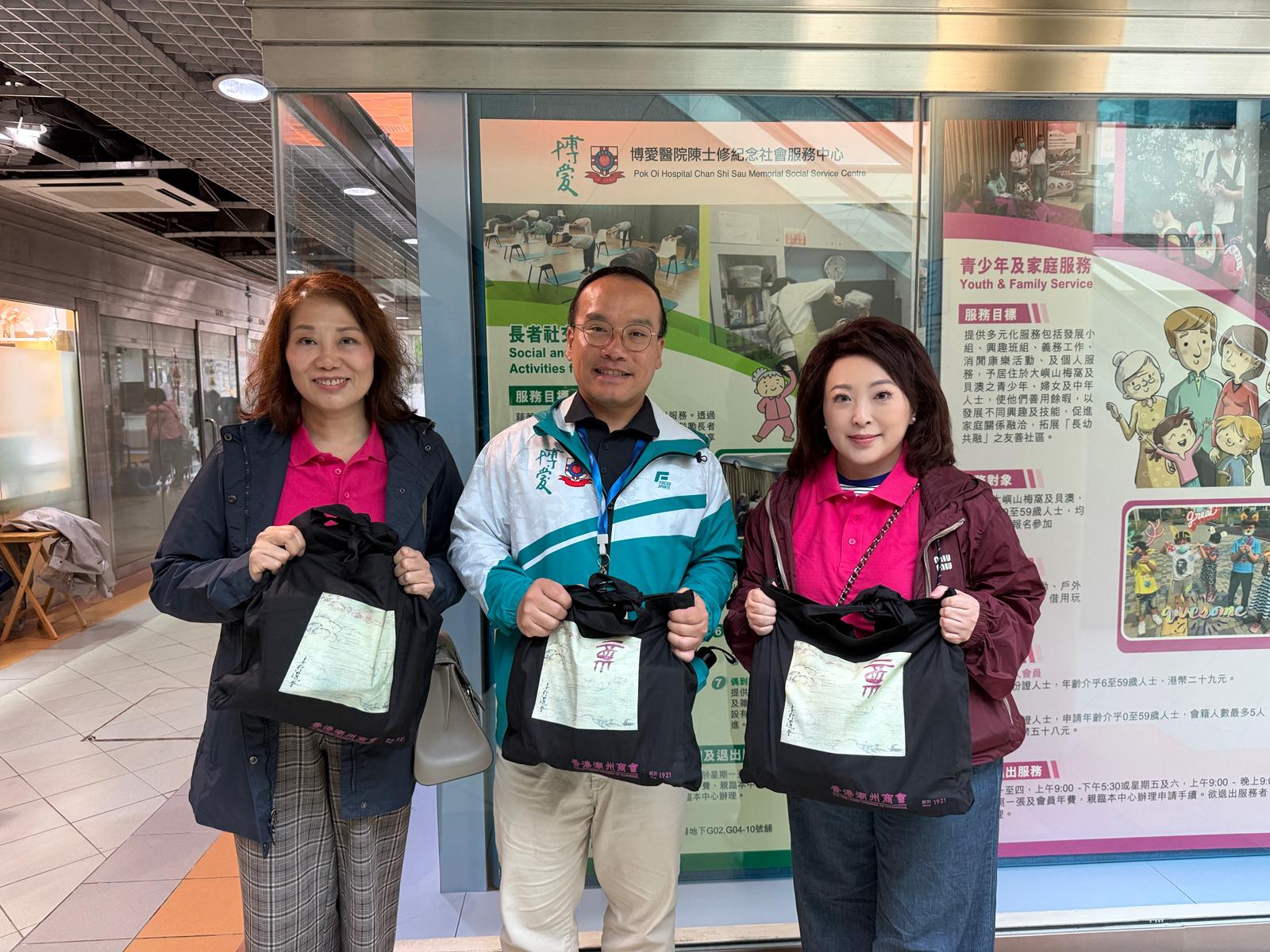 7 婦委主任章曼琪（右）、婦委委員楊啟之（左）與博愛醫院陳士修紀念社會服務中心溫健明（中）合照