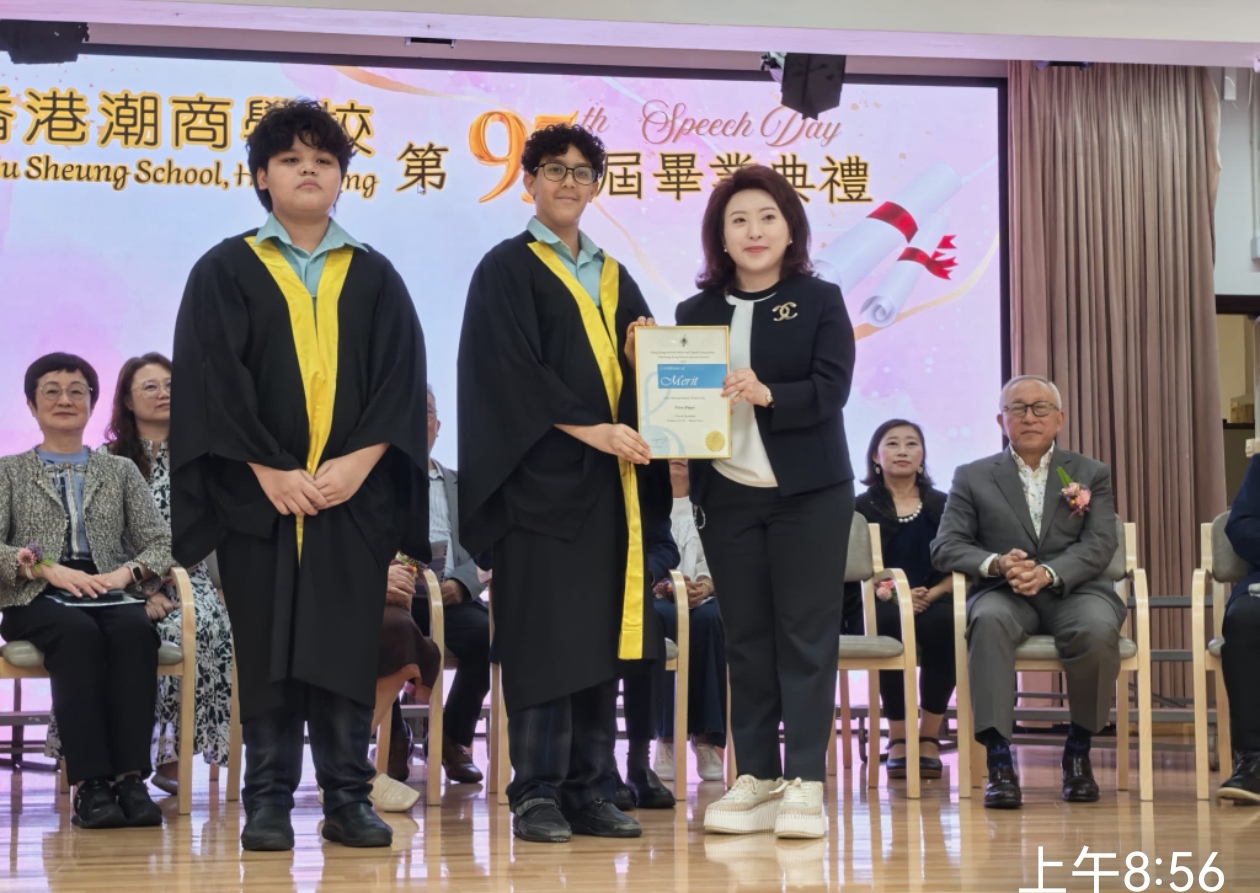 7 章曼琪校監（右一）頒發獎狀