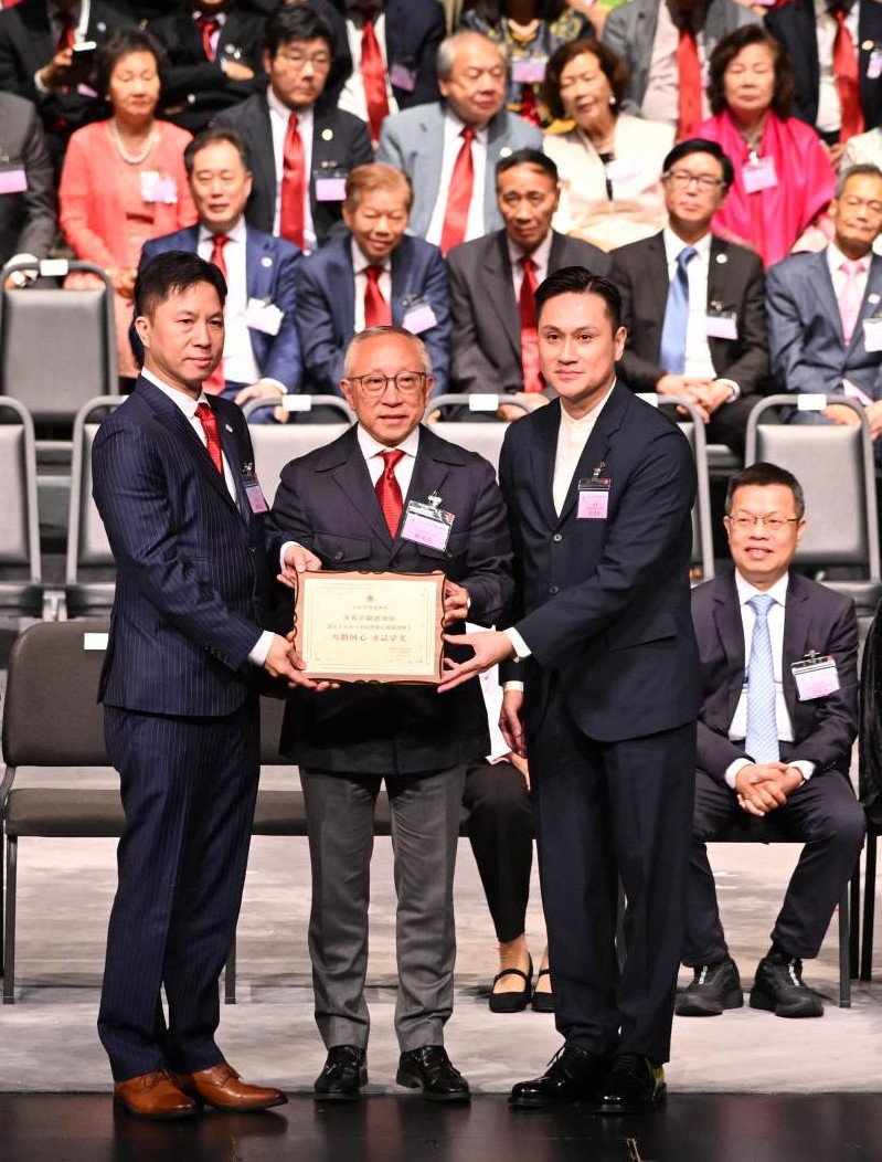 9 孫淑強理事長（左）陪同九龍工作部處長劉湛雄（右）頒發貢獻獎予第59屆、第60屆理事長鄭敬凱（中）