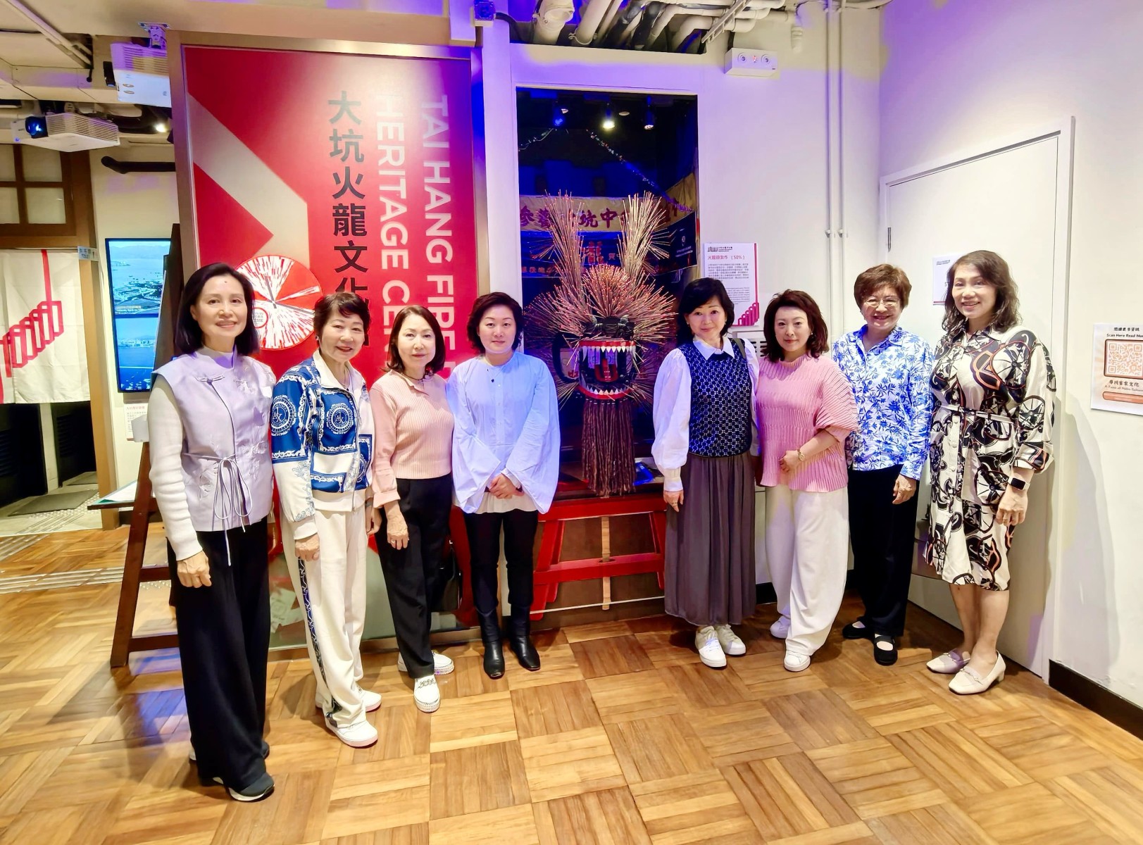 在大坑火龍館內火龍龍頭模型前合照
