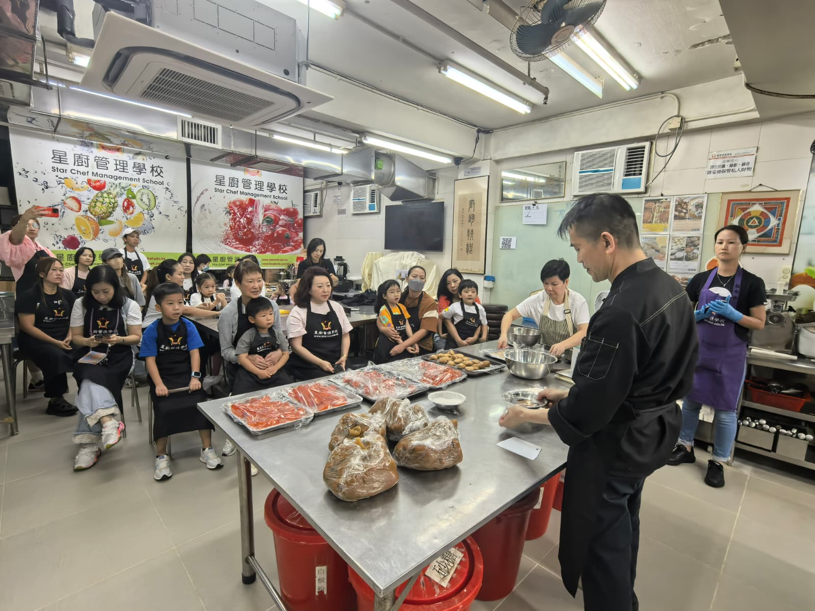 大家認真聽講廚師講解月餅製作