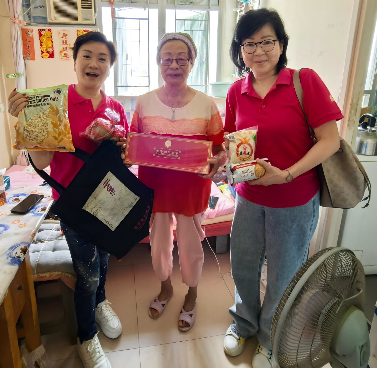 婦委主任林趣玲、婦委榮譽顧問蕭陳婉瑤上門探訪長者，並送上愛心福袋。