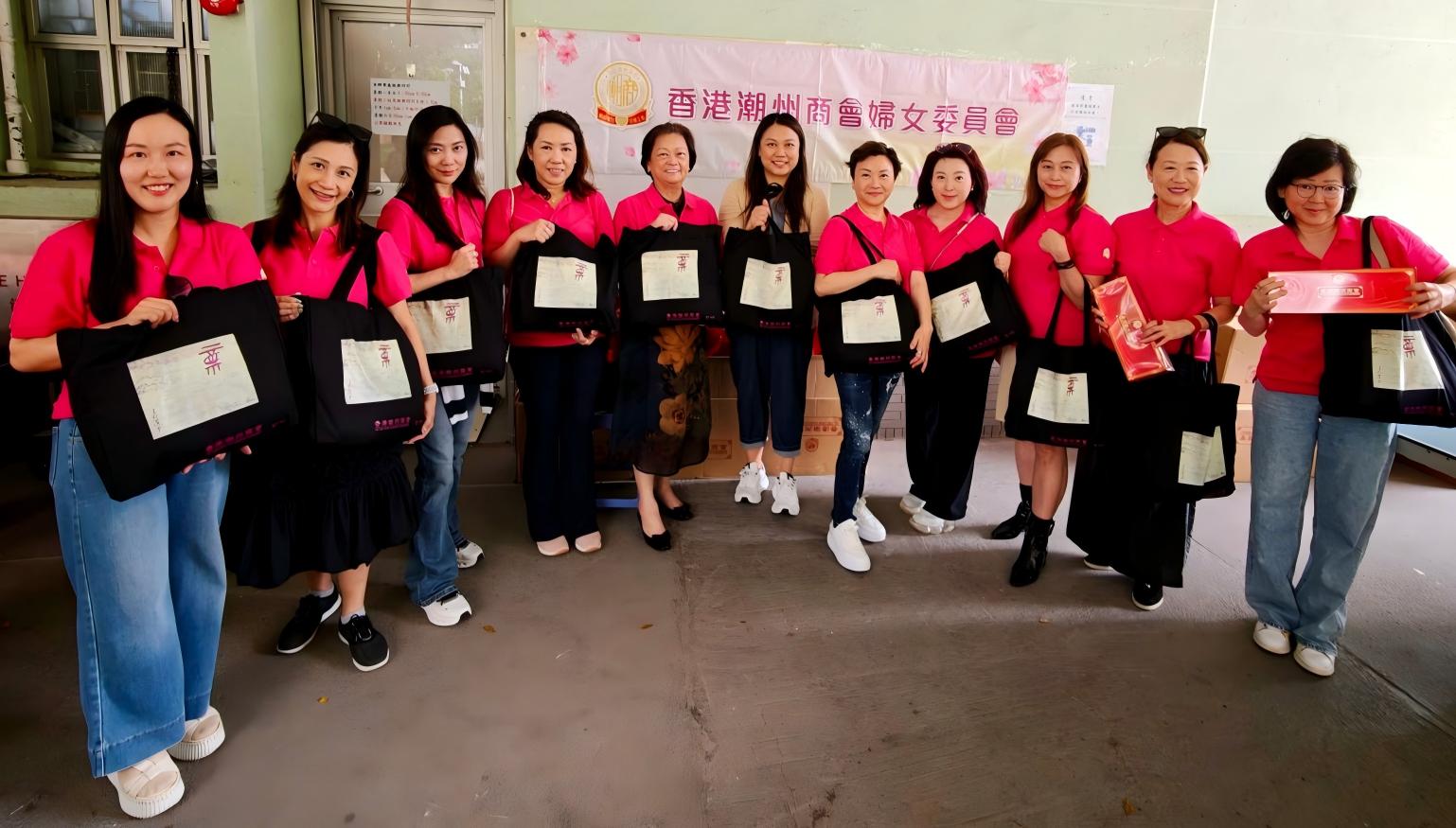 婦委成員手持愛心福袋合照