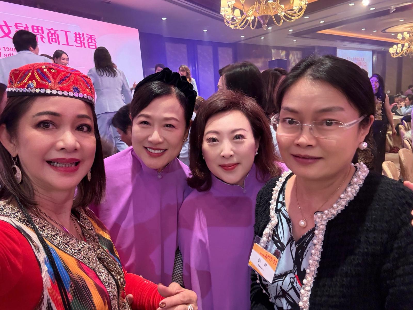 左起：婦委名譽顧問史顏景蓮、劉洪文燕，婦委主任章曼琪、中聯辦婦委協調部部長李玲